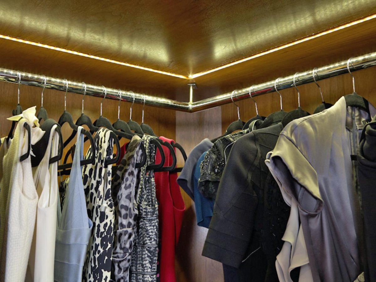 Стенка с неоновой подсветкой