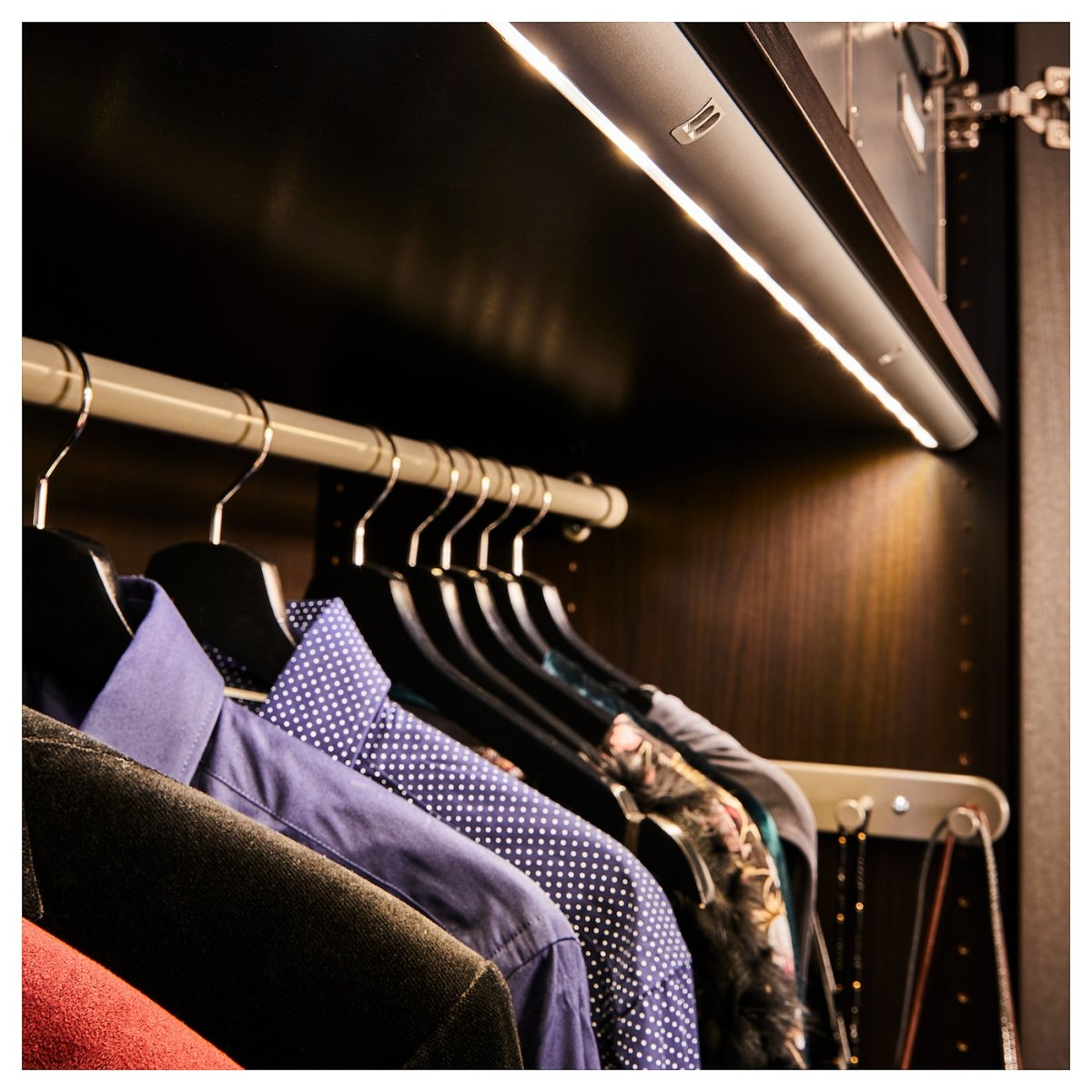 Шкаф с подсветкой полок светодиодный светильник Zeta GLASSLINE