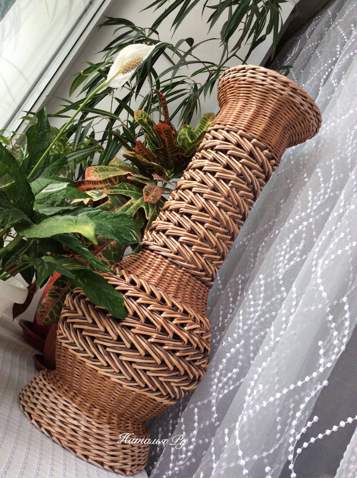 Напольные вазы с цветами