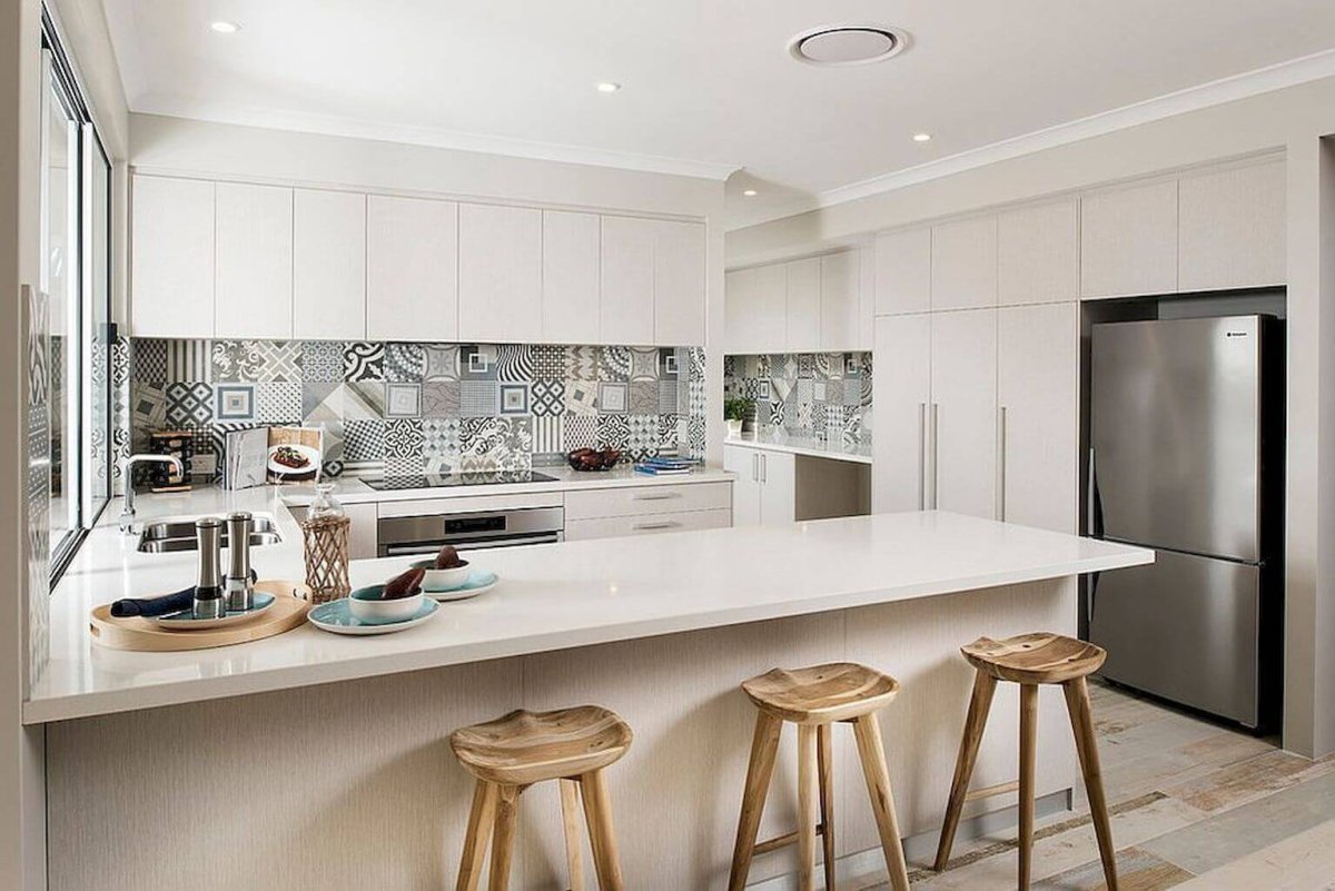 Фасады для кухни в полоску вертикальную