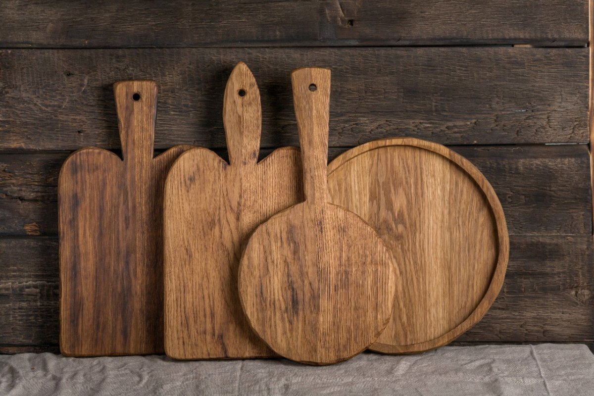 Посуда на фоне дерева