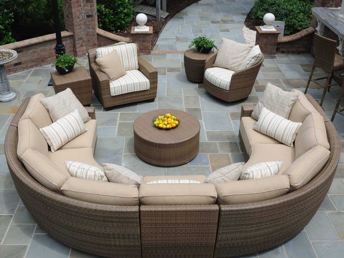 Полукруглый диван плетеный