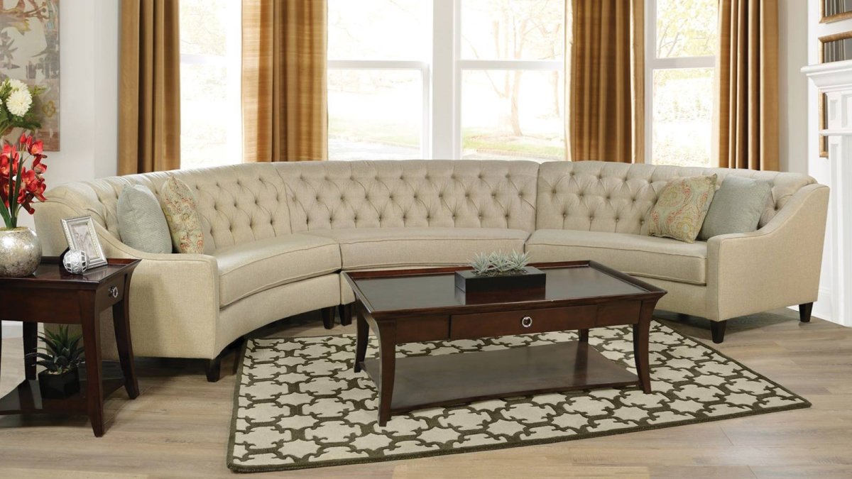 Диван полукругом в гостиной