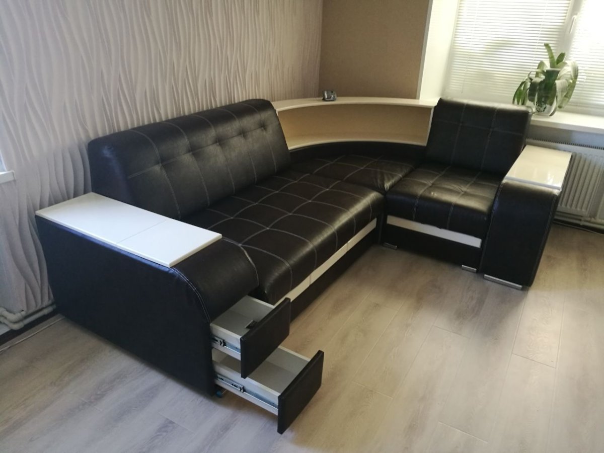 Угловой диван с подлокотниками