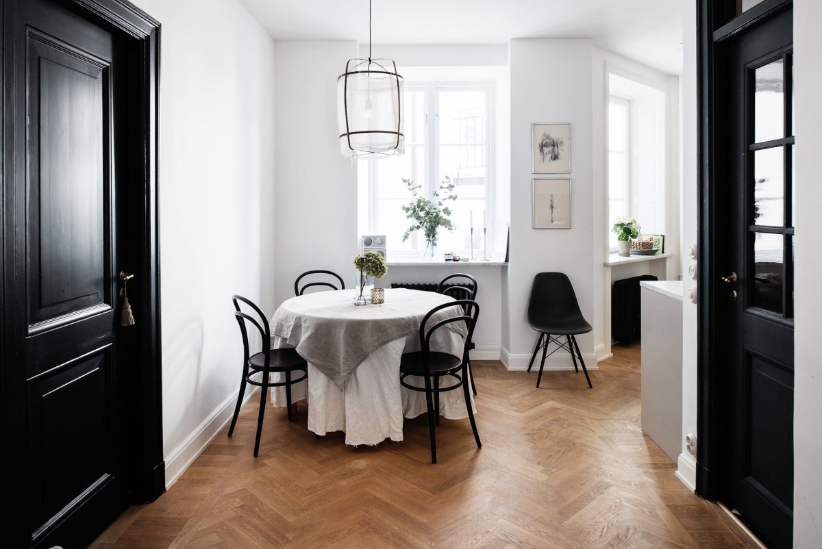 Черный плинтус в интерьере