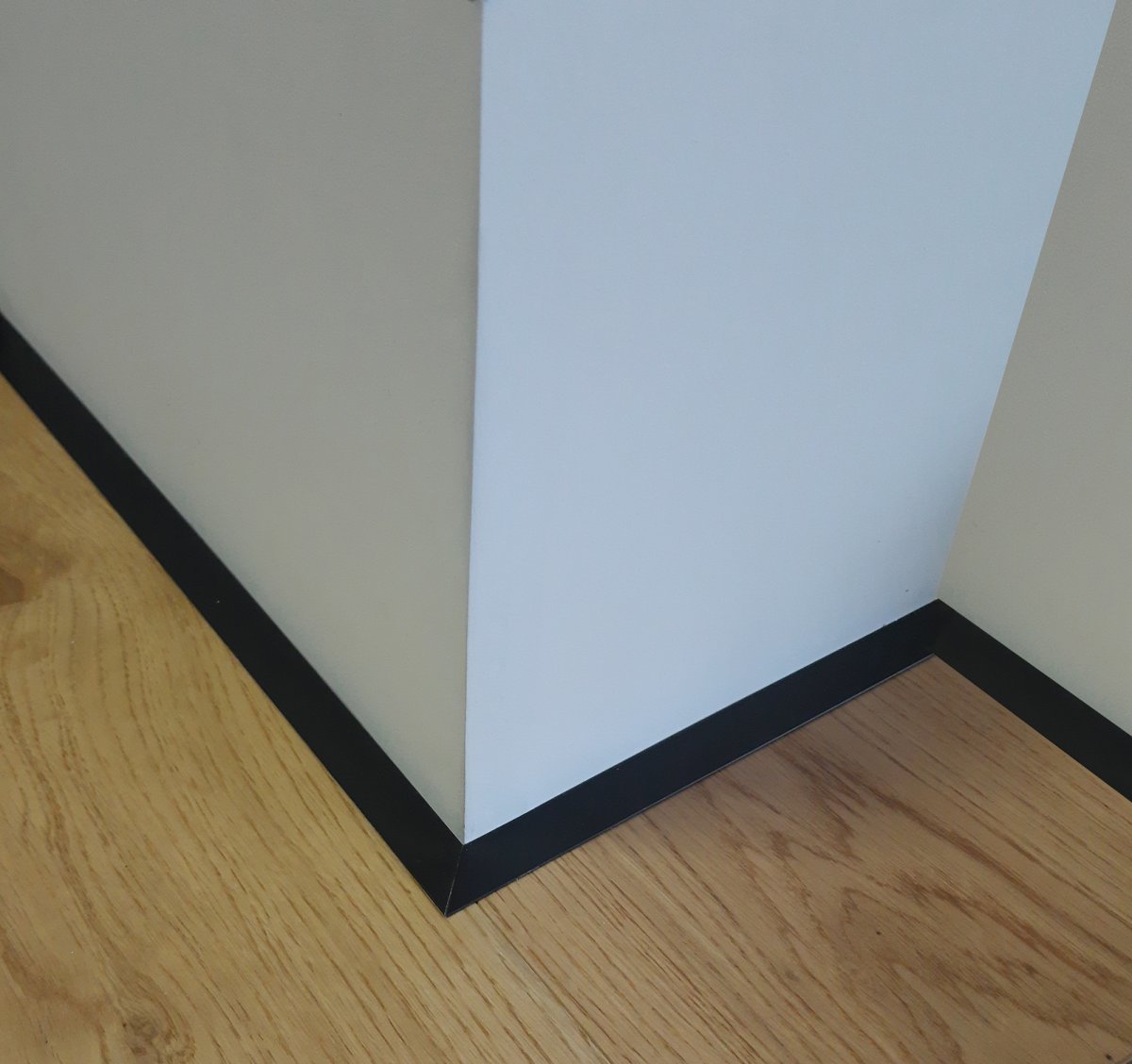 Плинтус напольный Ликорн микро лайн