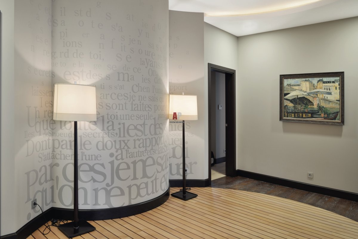 Серая комната без мебели