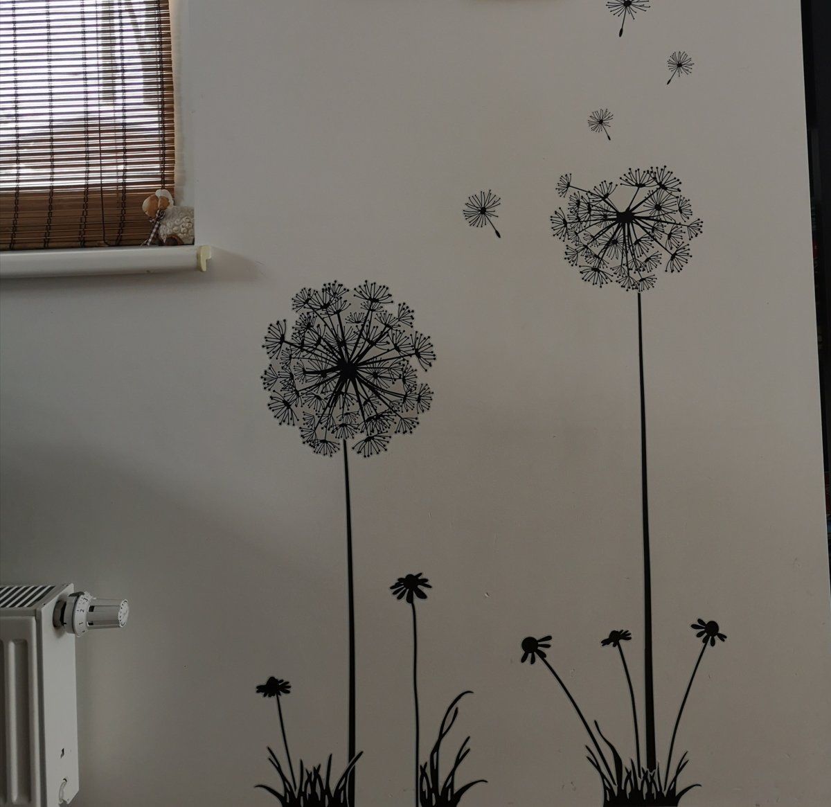 Рисунки пучком ватных палочек в интерьере дома на стенах