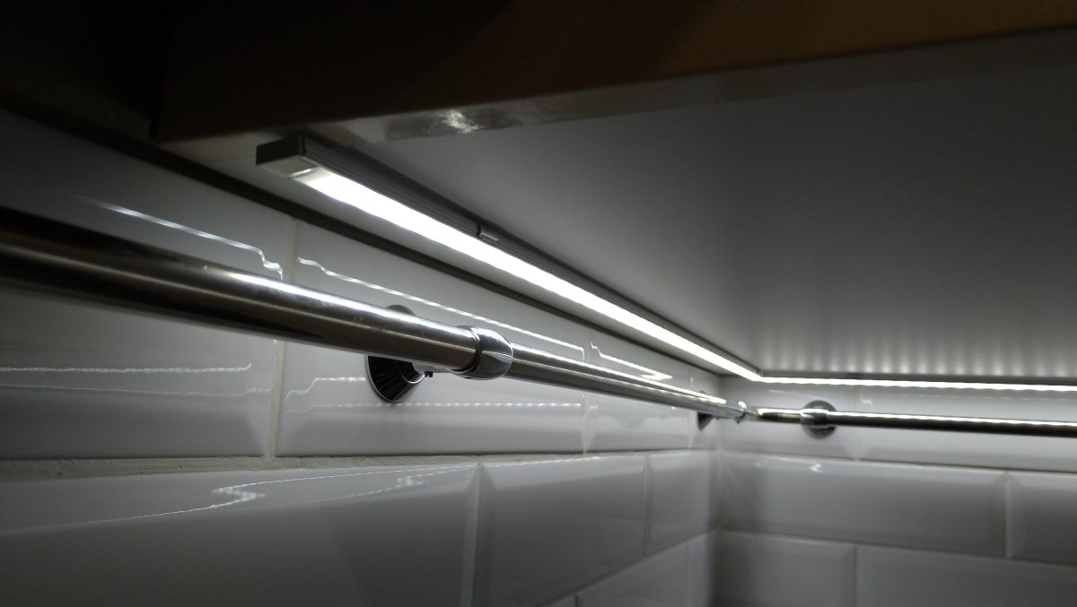 Профиль для светодиодной ленты на кухне