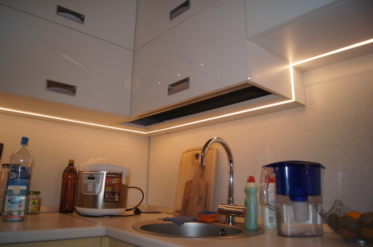 Подсветка под вытяжку на кухне