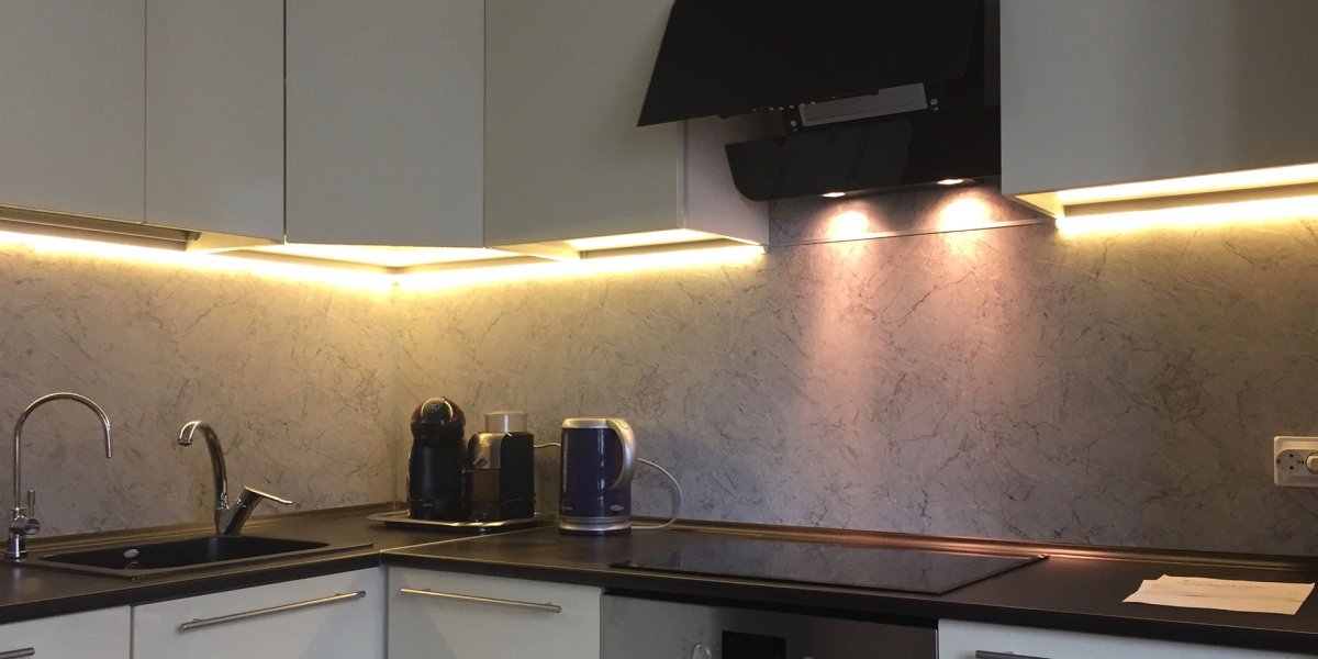 Светодиодная лента на кухонном фартуке