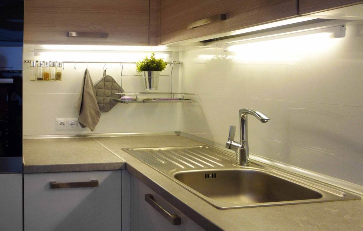 Светильник над кухонной мойкой