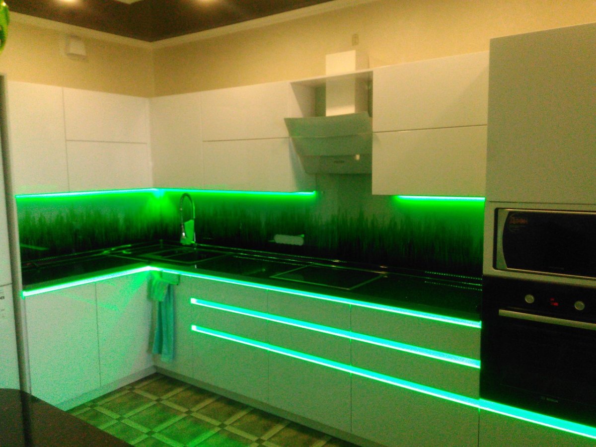 Зеленая подсветка на кухне