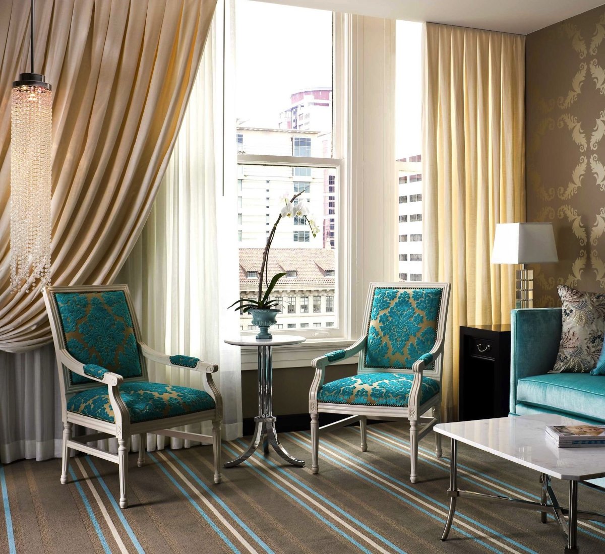 Бирюзовые стены в интерьере