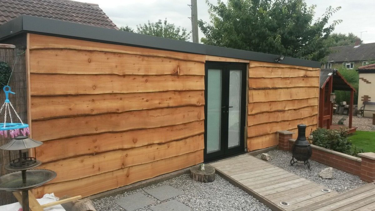 Дом обшитый необрезной доской