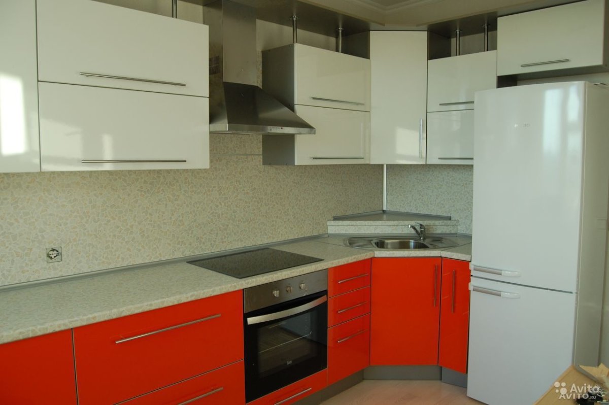 Кухонный гарнитур красного цвета