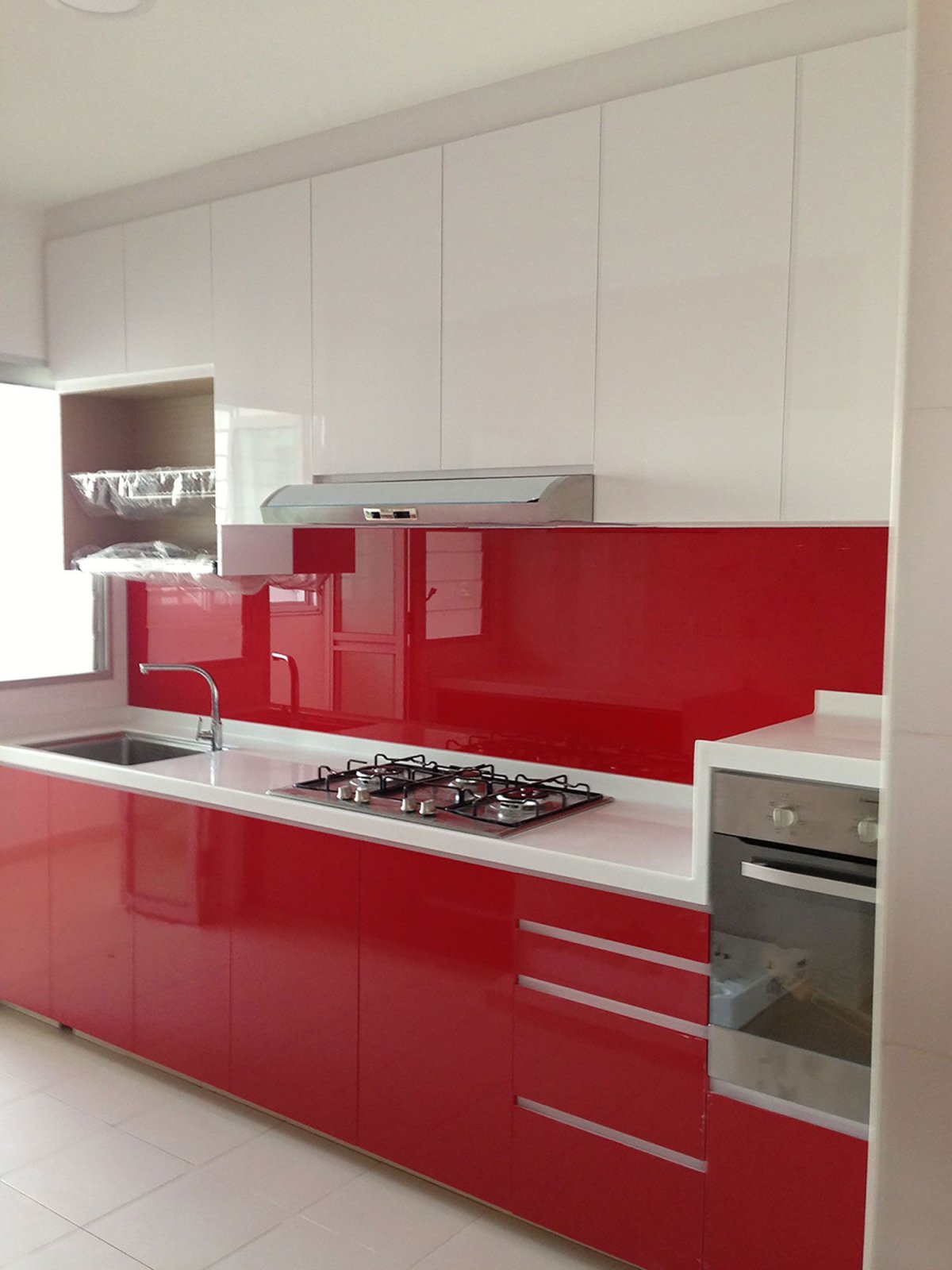 Кухонный гарнитур белый верх красный низ