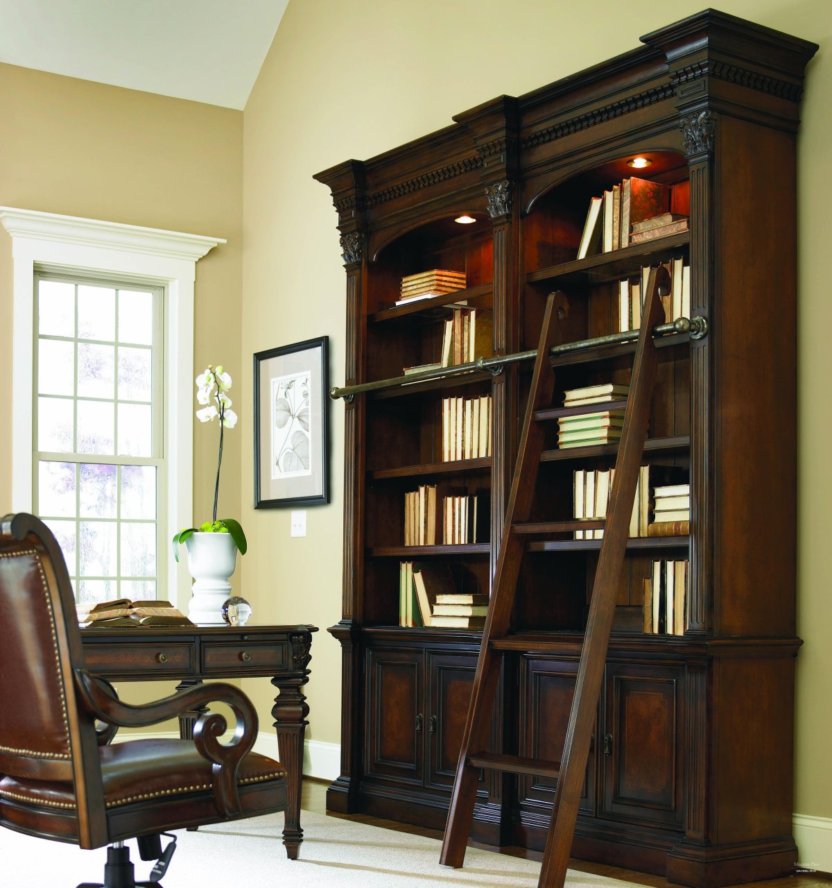 Книжный шкаф