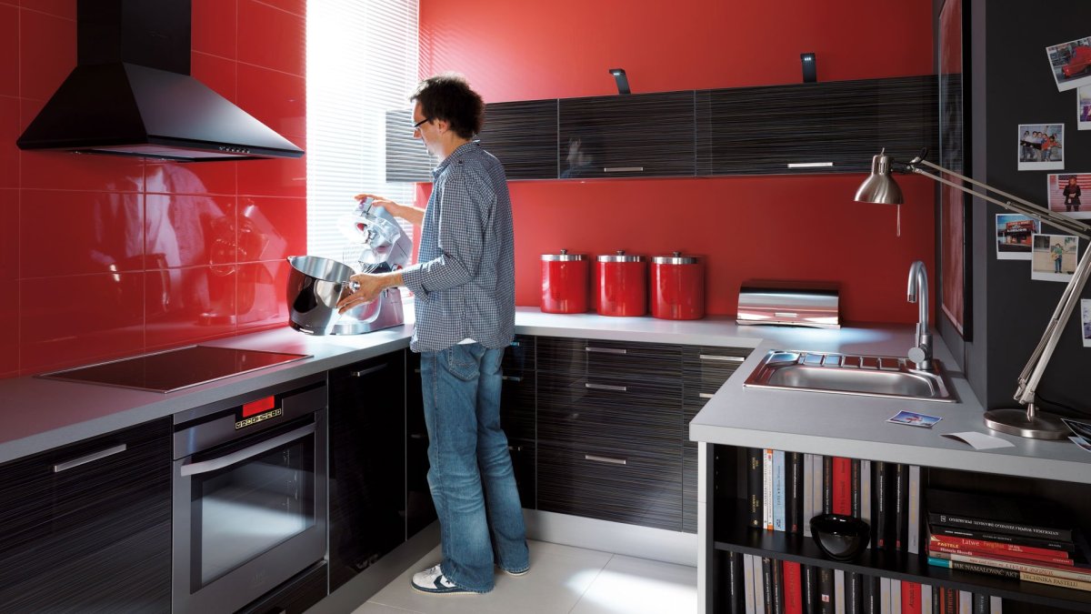 Серо-красная кухня в интерьере