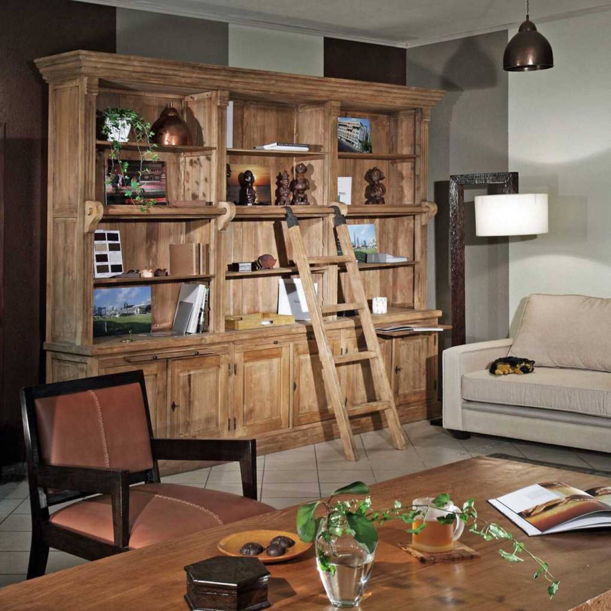 Книжный шкаф с лестницей