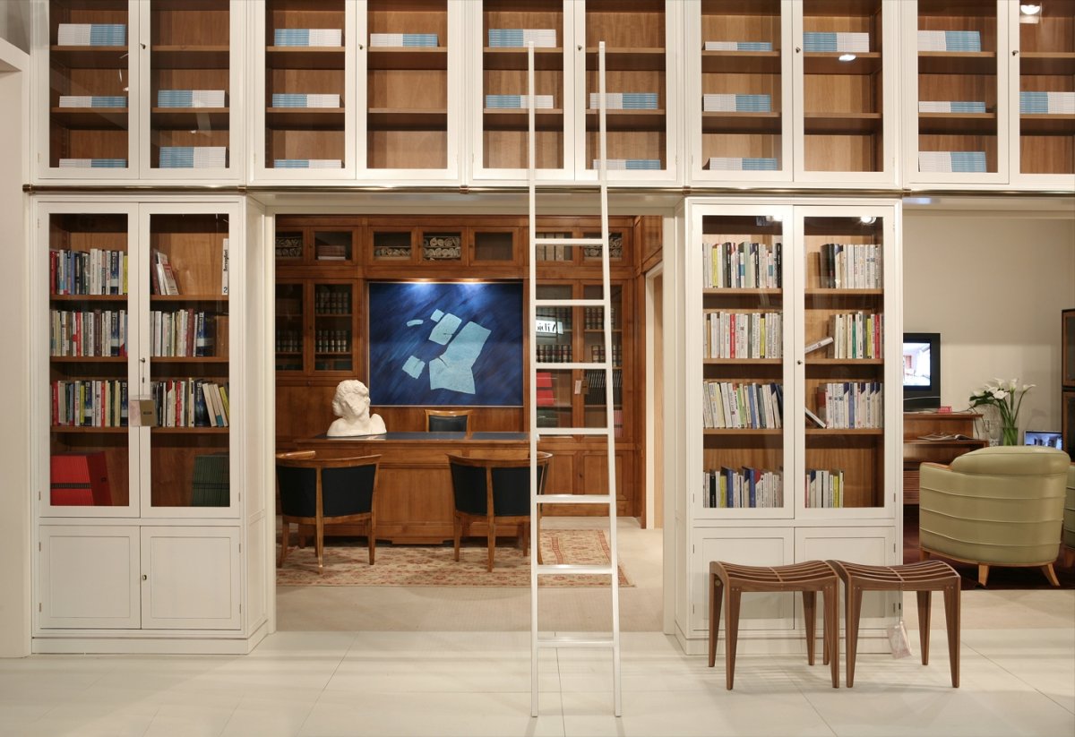 Крашенный книжный шкаф в столовой с мебелью под дерево