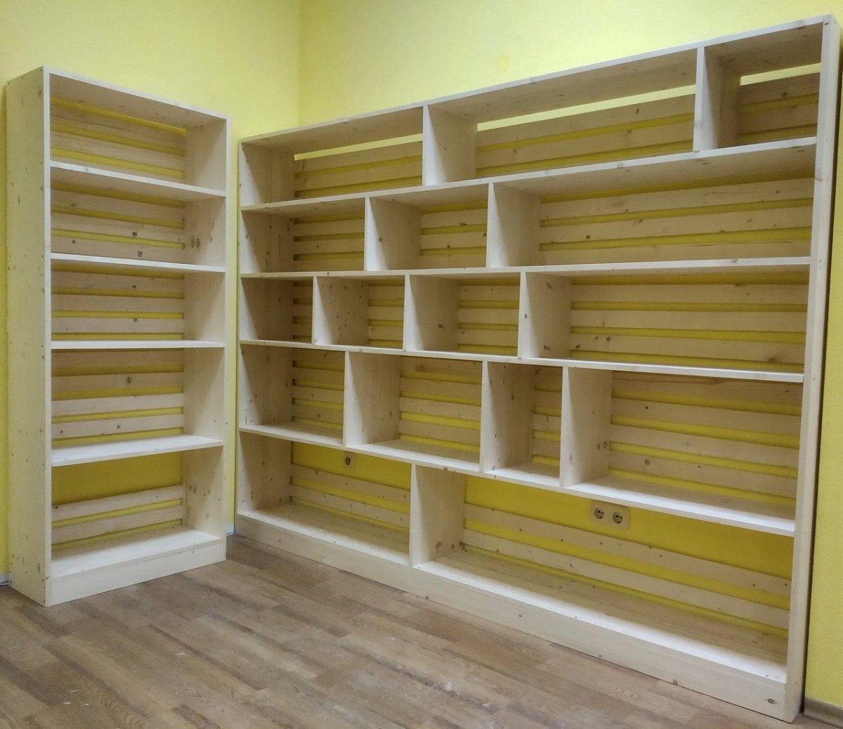 Книжный стеллаж деревянный