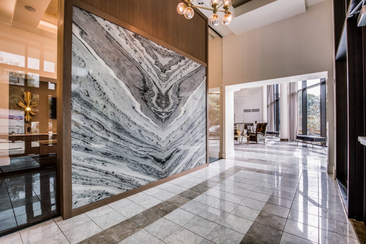 Белый мрамор с черными прожилками