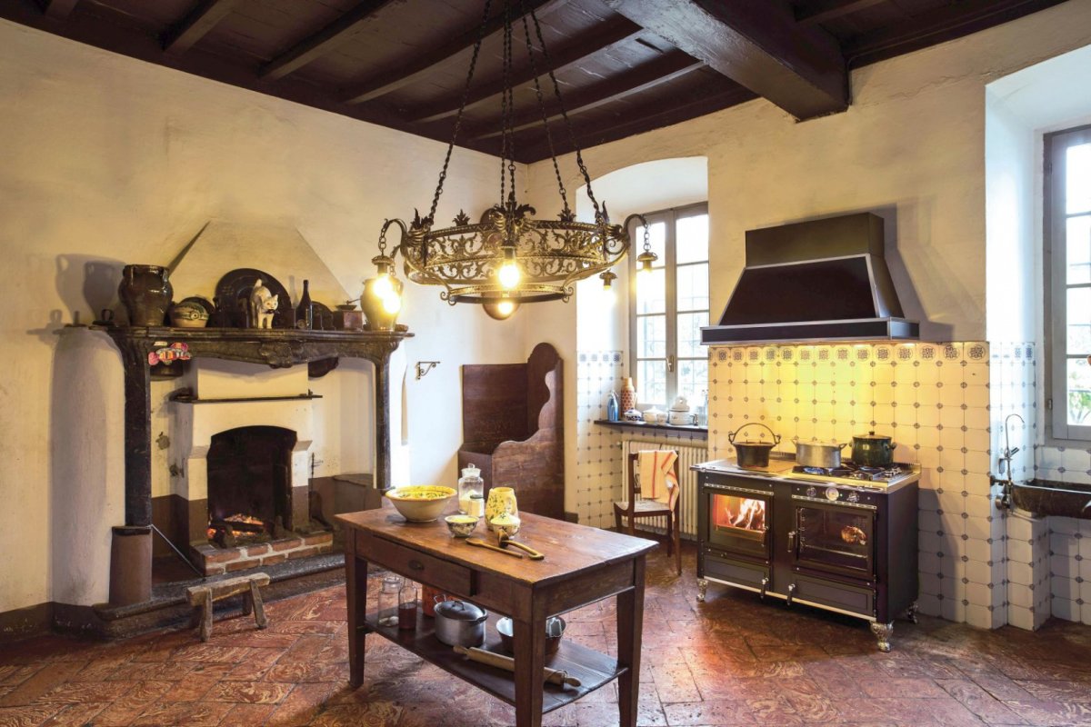 Планировка кухни с печью