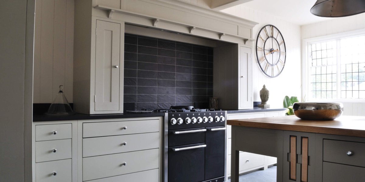 Кухня в деревенском доме с печкой