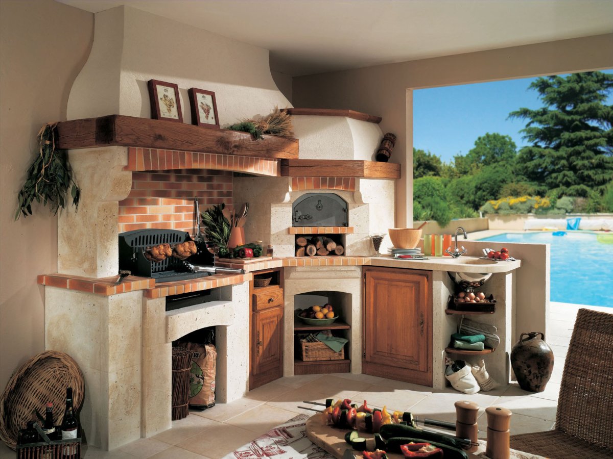 Камин в интерьере кухни