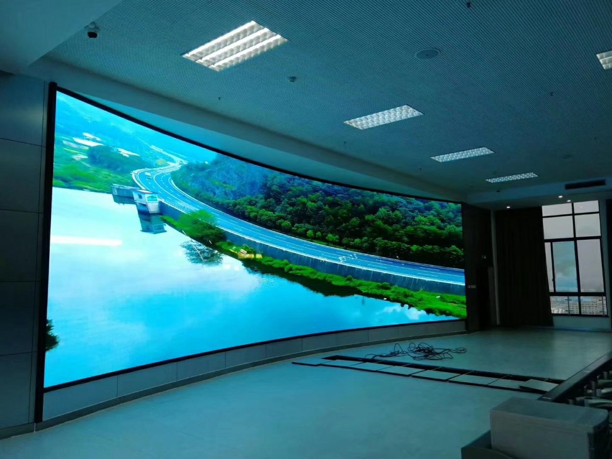 Экран на стене