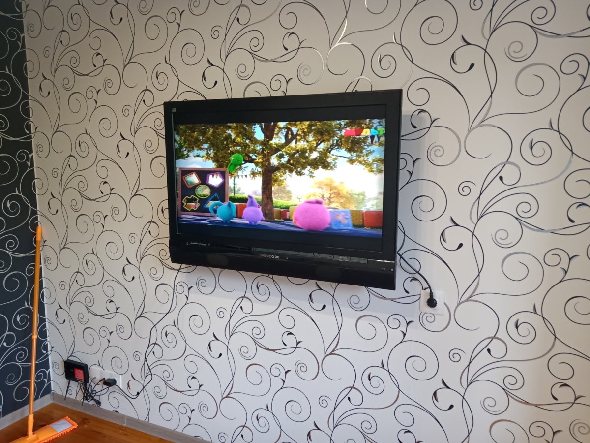 Маленький телевизор на стену