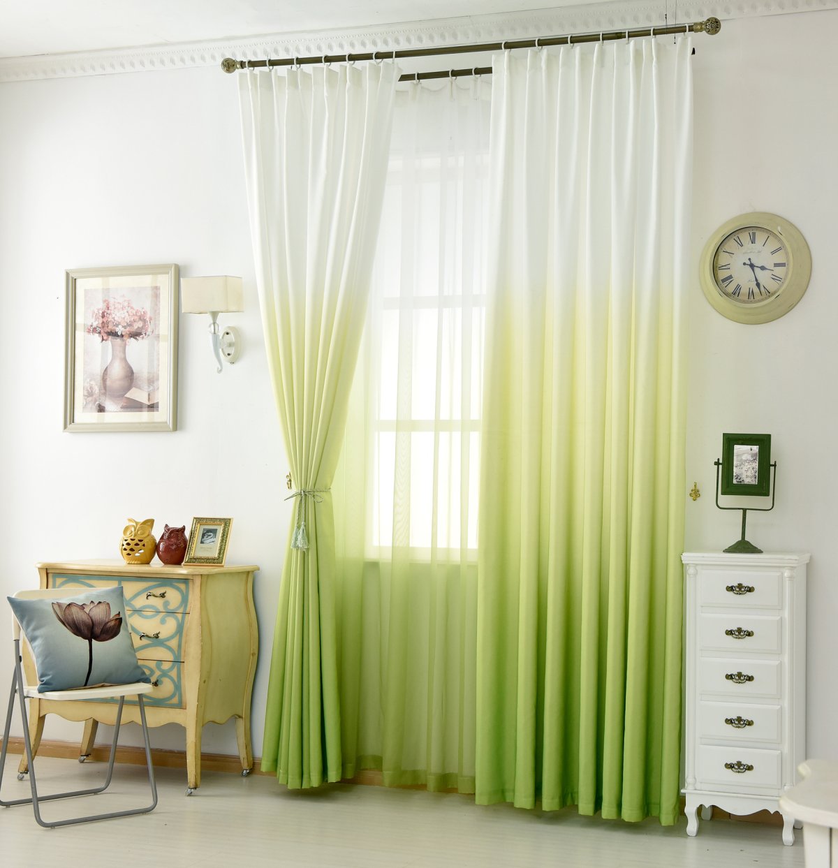 Шторы под зеленые обои в зал