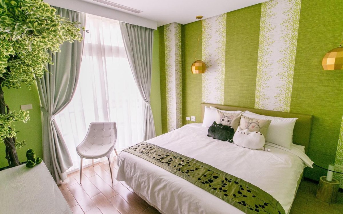 Оливковые шторы в спальне