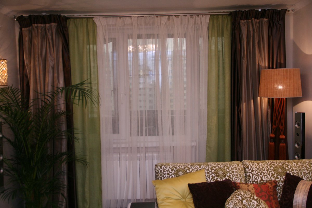 Шторы к зеленым стенам в гостиной