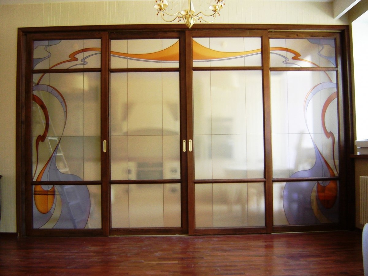 Раздвижные перегородки с витражами