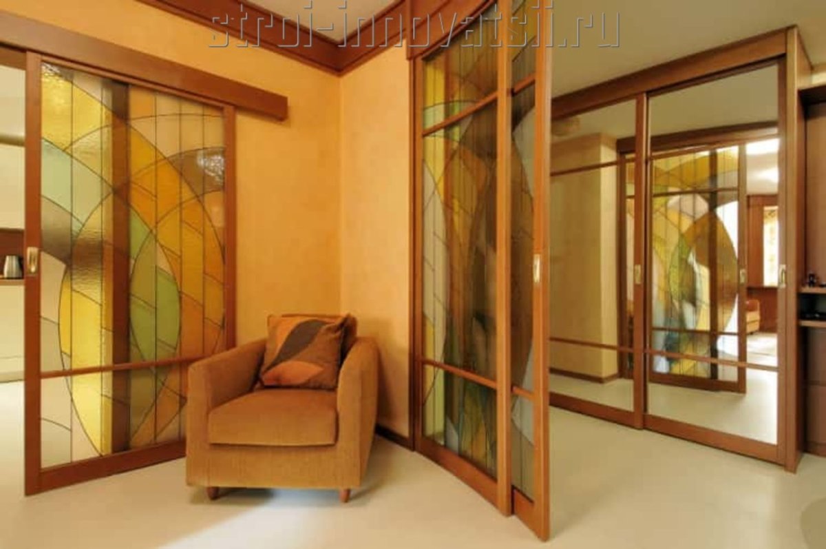 Витражная перегородка в комнате