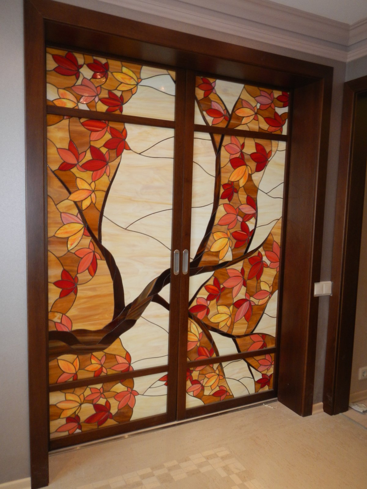 Раздвижные двери с витражами