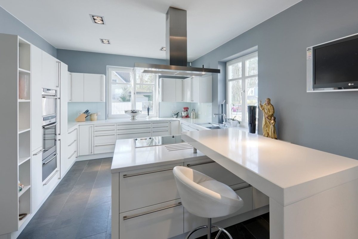 Белая кухня с желтыми шторами