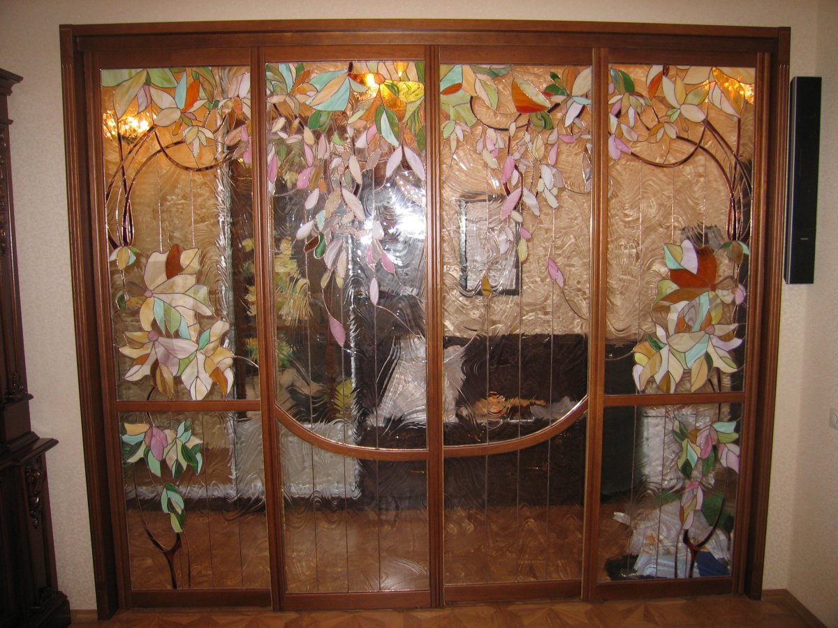 Межкомнатные перегородки с витражными стеклами