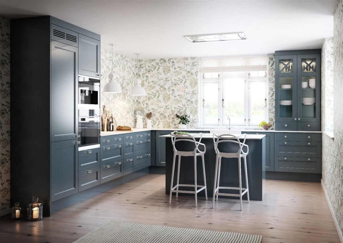 Белая кухня голубые стены