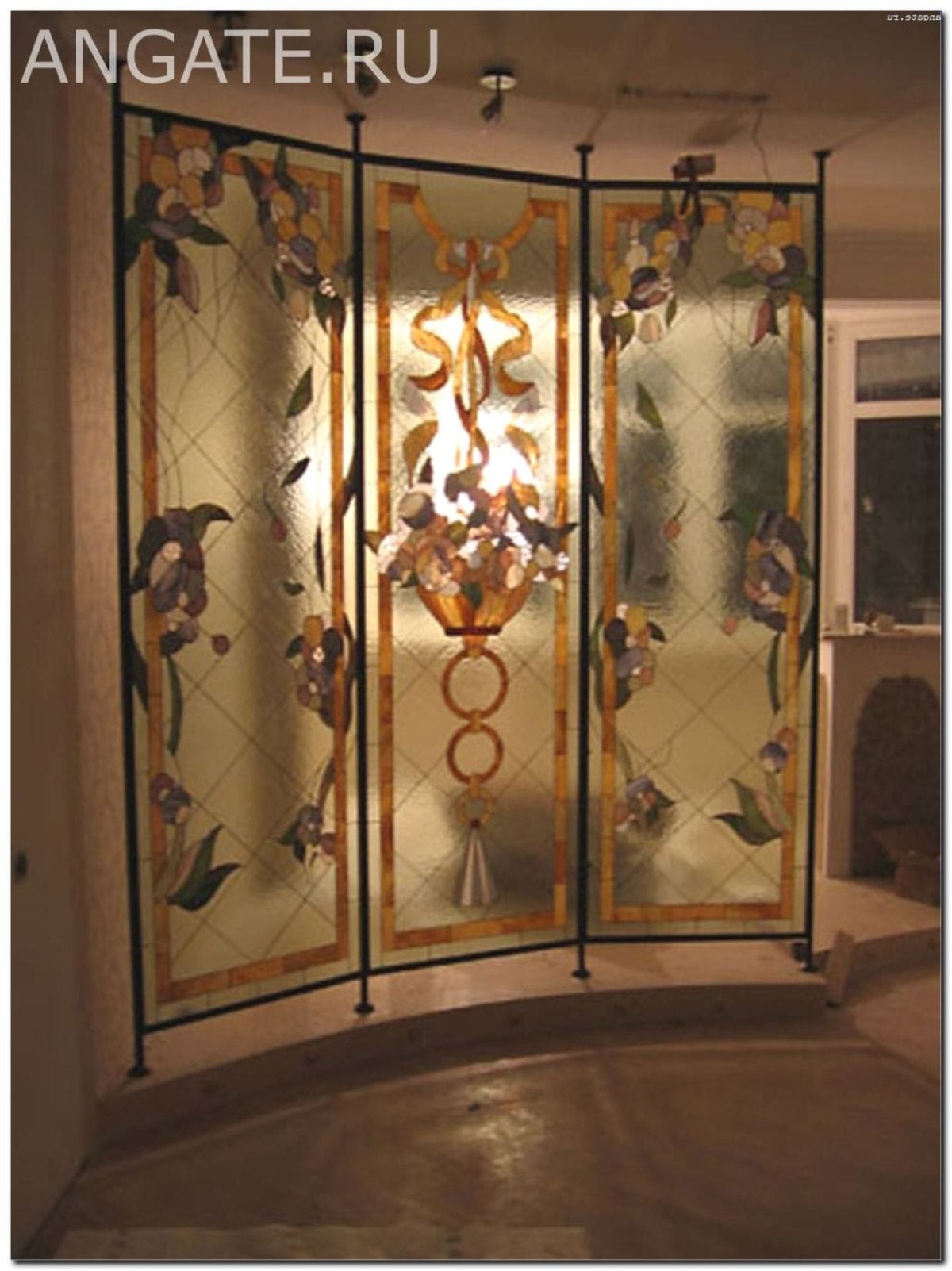 Стеклянный витраж перегородка