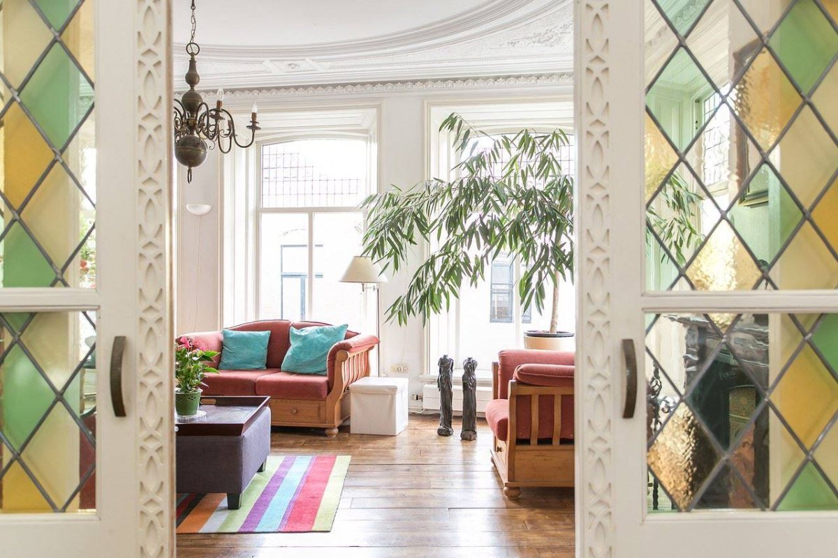 Витражная перегородка между кухней и гостиной