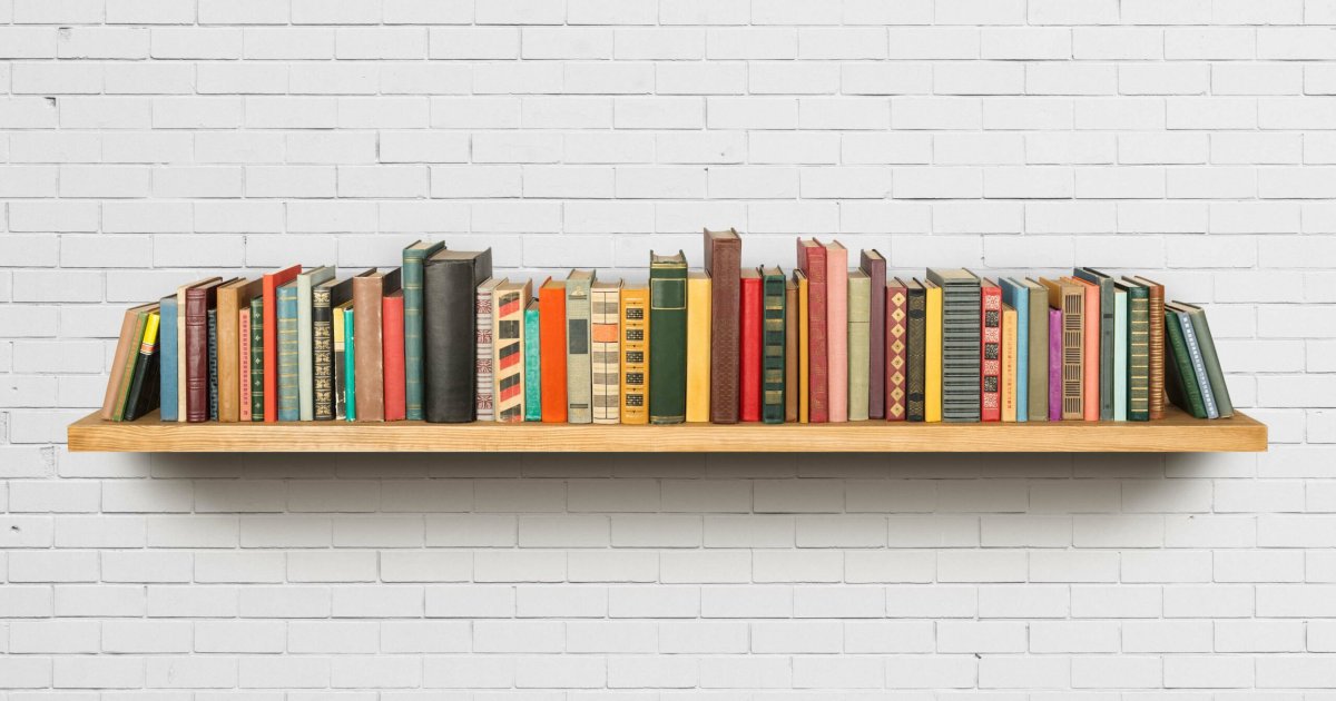 Книги на полке