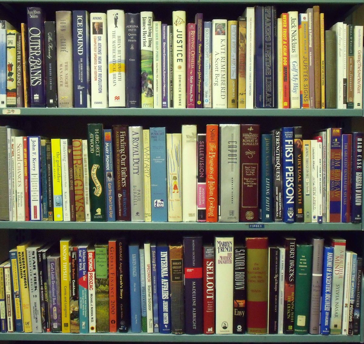 Стена с книжными полками