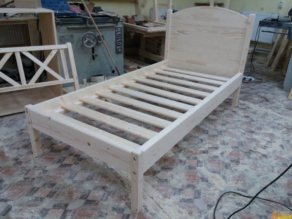 Двуспальная кровать из мебельного щита