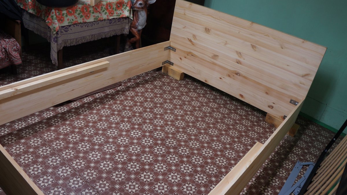 Кровать из мебельного щита