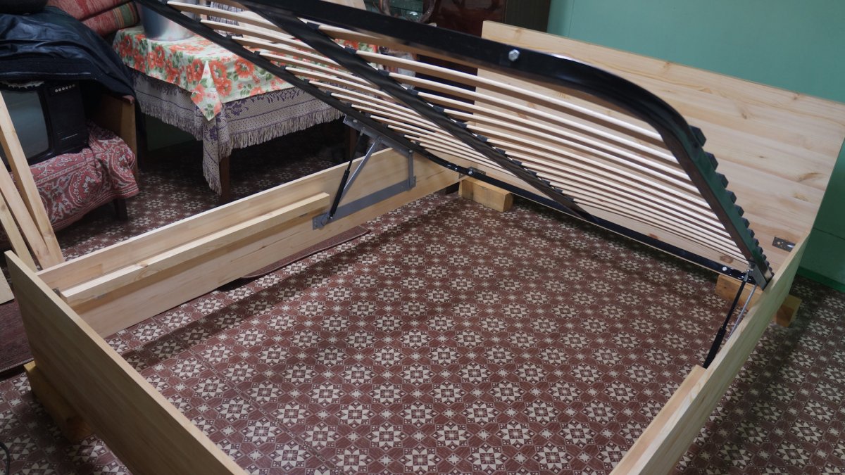 Кровать из мебельного щита