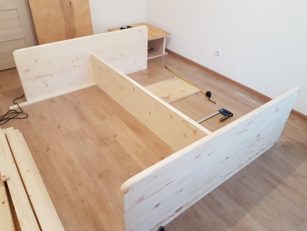 Двуспальная кровать из мебельного щита