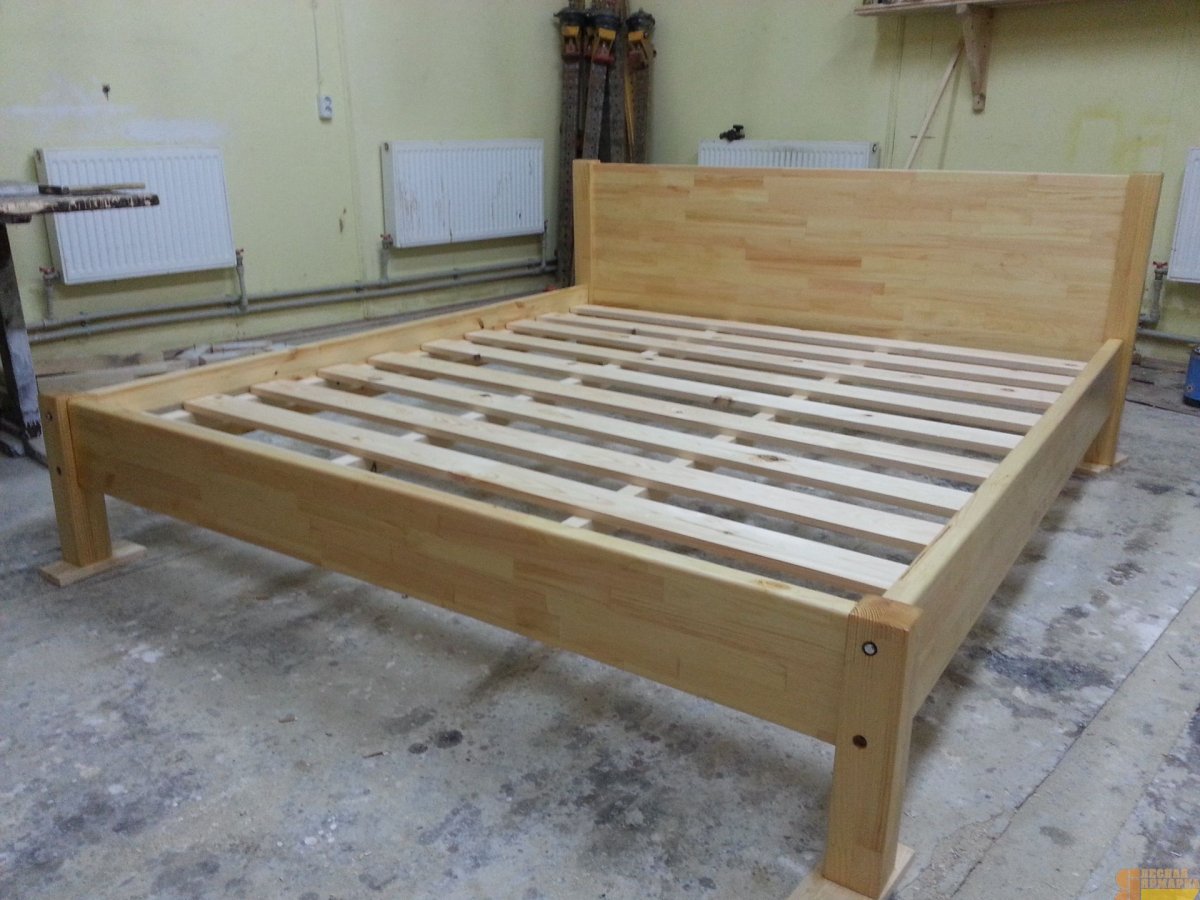 Кровать из деревянных щитов